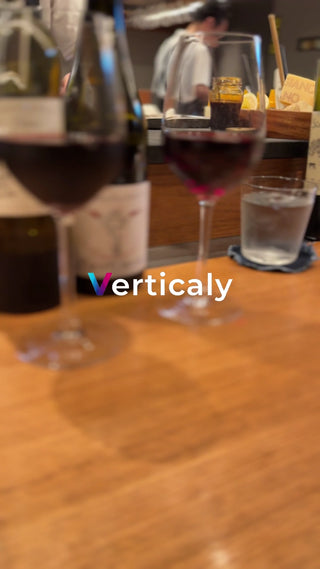 ワイングラスと夕食、くつろぎのひととき