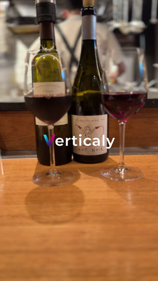 ワインとグラス、夕暮れのひととき