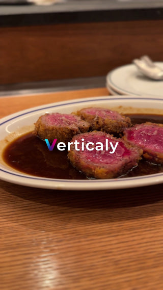 揚げたてのカツ、ソースを添えて