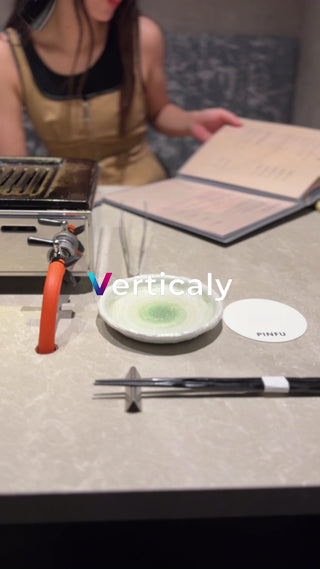 店内でメニューを見る女性