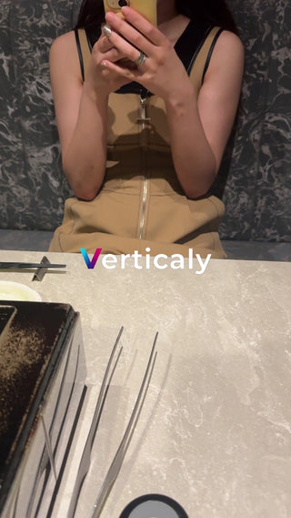 スマホを触る女性、カフェにて