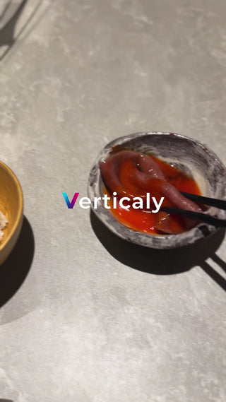 赤卵と箸、和食のワンシーン