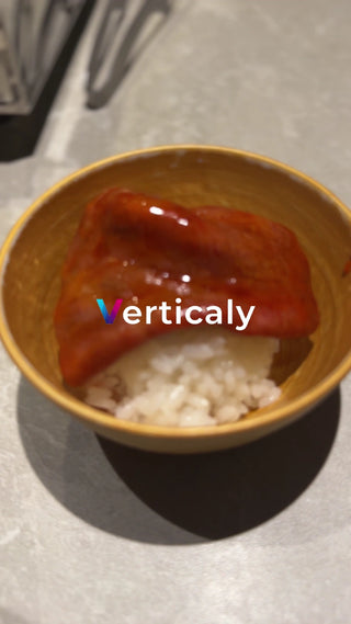 ご飯と赤いソース