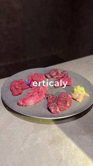 新鮮な牛肉の盛り合わせ