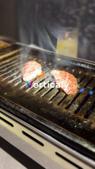 焼肉、網の上でジュージュー