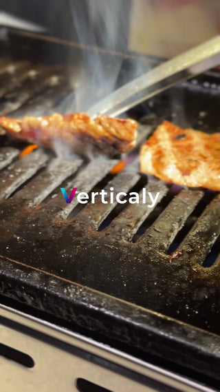 炭火で焼く、香ばしい肉