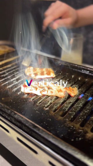 焼肉、炭火で炙られる