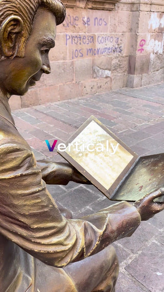 銅像を読む男、静かな午後