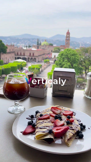 朝食、ストロベリークレープ