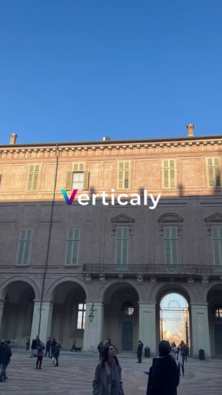 歴史的建造物、青空の下