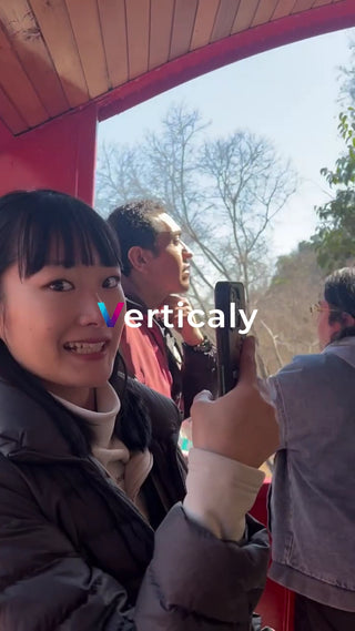 笑顔で自撮りする女性