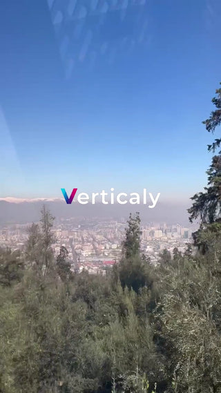 都会の風景、青空の下