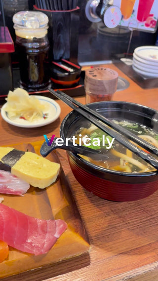 寿司と味噌汁の和食