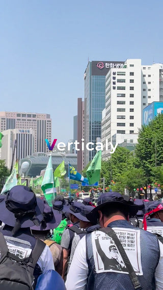 デモ行進の人々