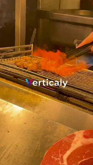 炎で炙るステーキ、豪快な瞬間