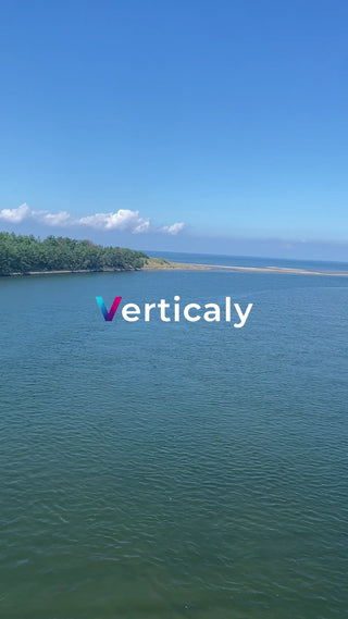 穏やかな水面と青空