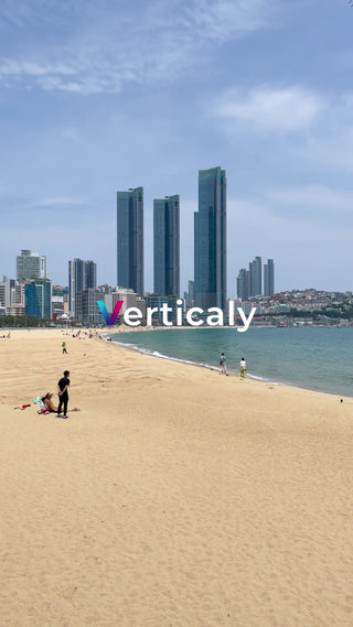 海辺の街並みと高層ビル