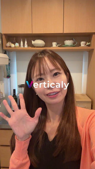 女性が手で5を示す、笑顔