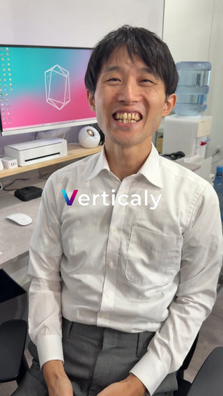 笑顔で話す男性