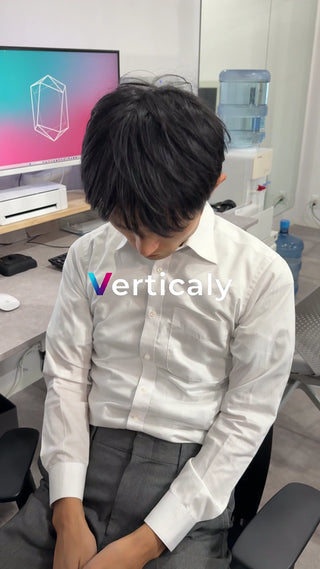 デスクワーク中の男性