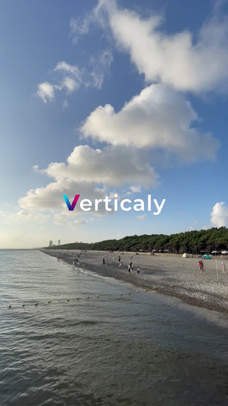 穏やかなビーチ、青い空の下