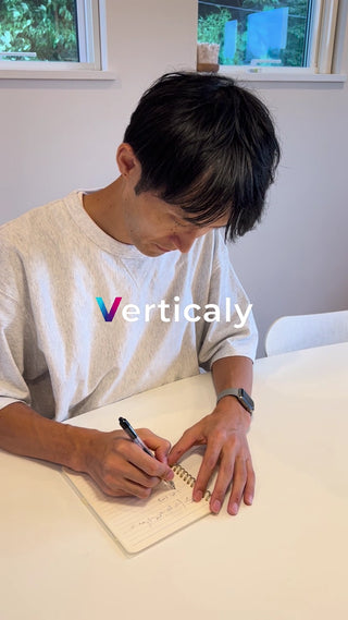 ノートに書き込む男性