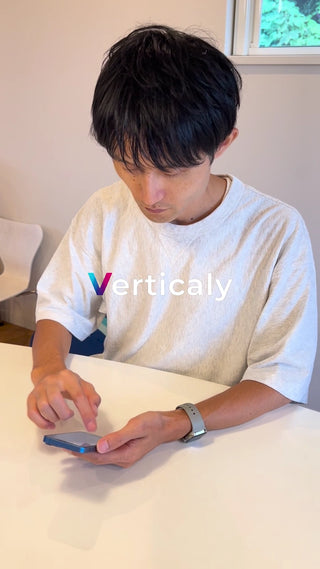 スマホを操作する男性