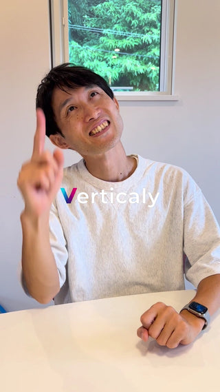 指を指す男性、何かを提案