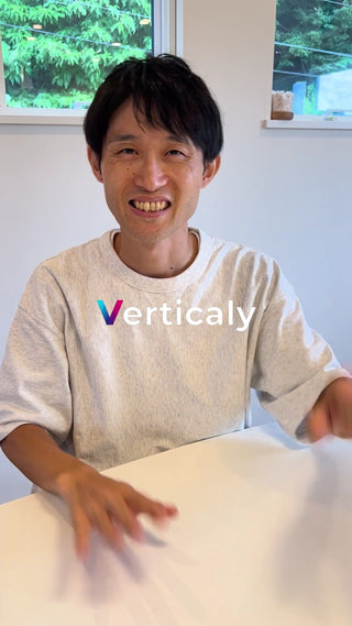 笑顔で話す男性