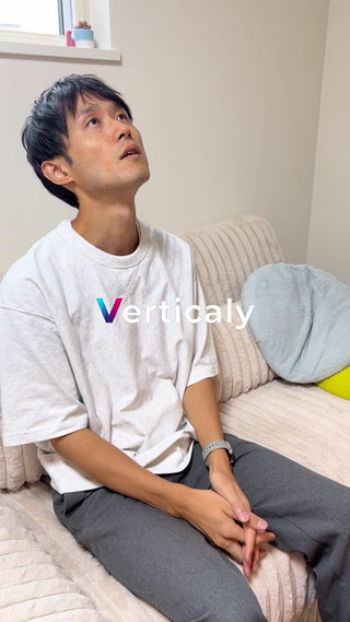 見上げる男性、晴天の下