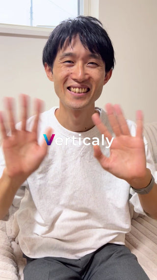 笑顔で手を振る男性