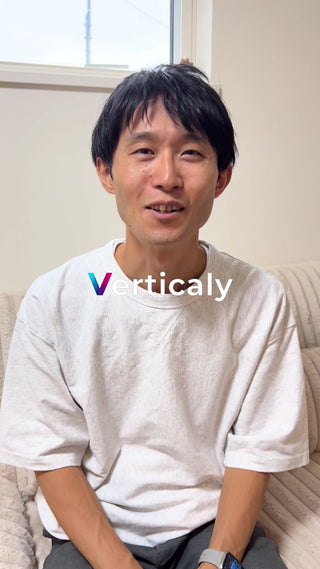 笑顔で話す男性