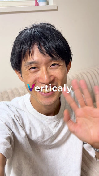 笑顔で手を振る男性