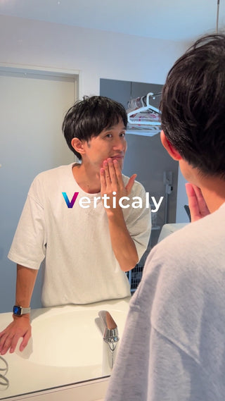 鏡を見る男性、身だしなみ