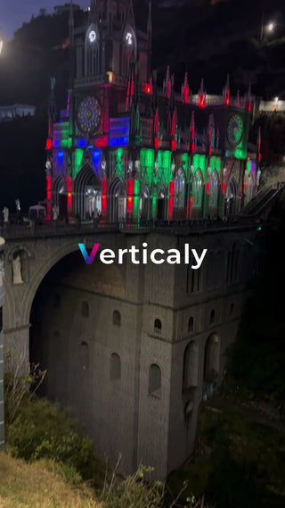 ライトアップされた教会