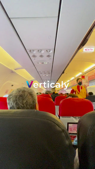 飛行機内、客室乗務員の説明