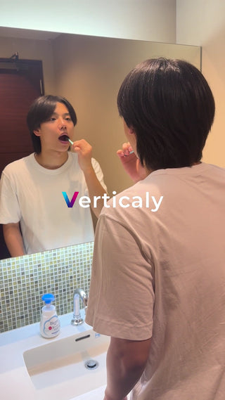 鏡の前で歯磨きする男性