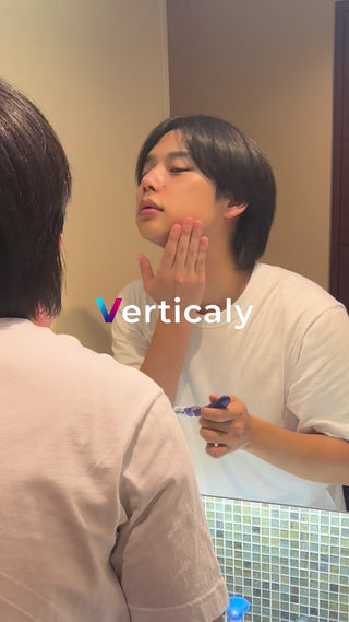 鏡越しのスキンケア