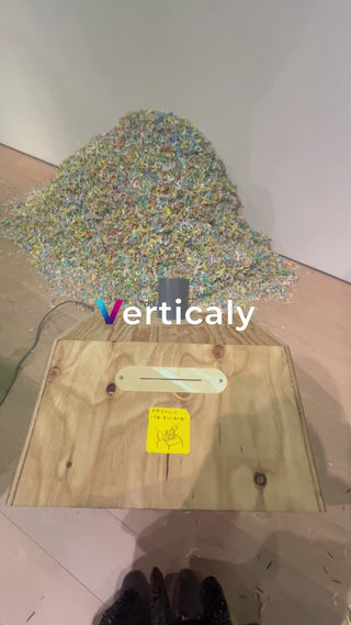 積み重なる折り鶴の山