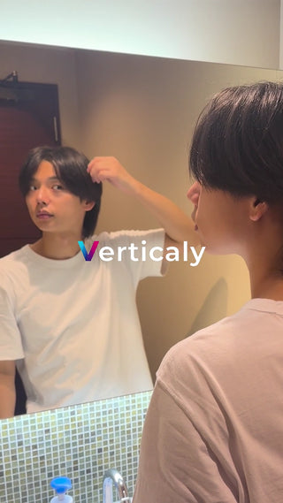 鏡に映る男性、身だしなみ