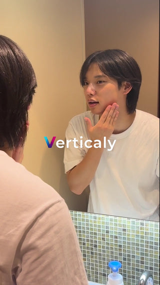 鏡に映る男性、身だしなみ