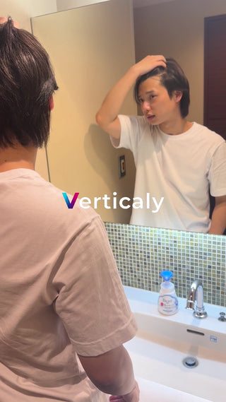 鏡を見る男性、身だしなみチェック