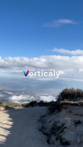 山道ドライブ、青空の下