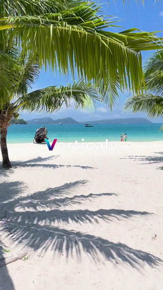 白い砂浜とエメラルドの海