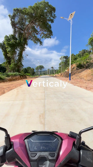 ロードバイクで疾走、快晴の道