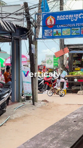 賑やかな街角、子供の笑顔