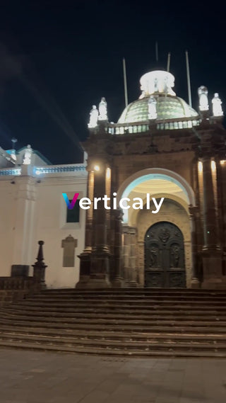 歴史ある教会の夜景