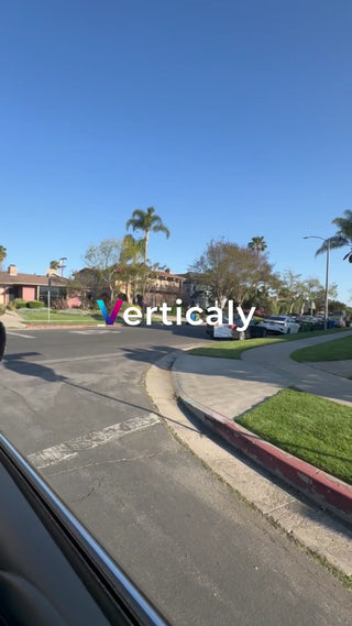 都会の街並み、青空の下