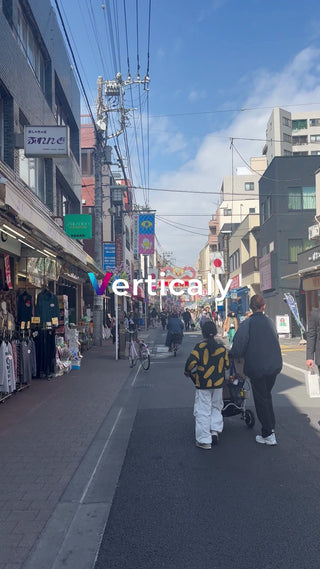 日本の商店街を歩く