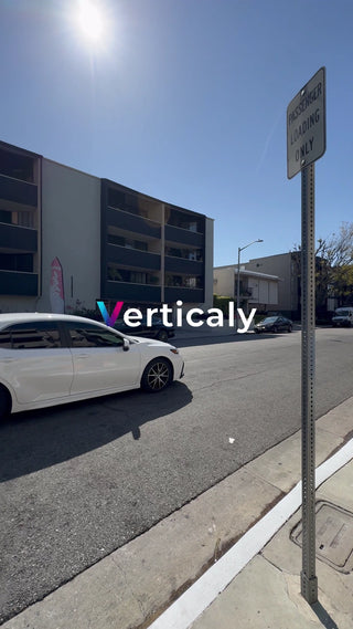 都会の街並み、晴天の下